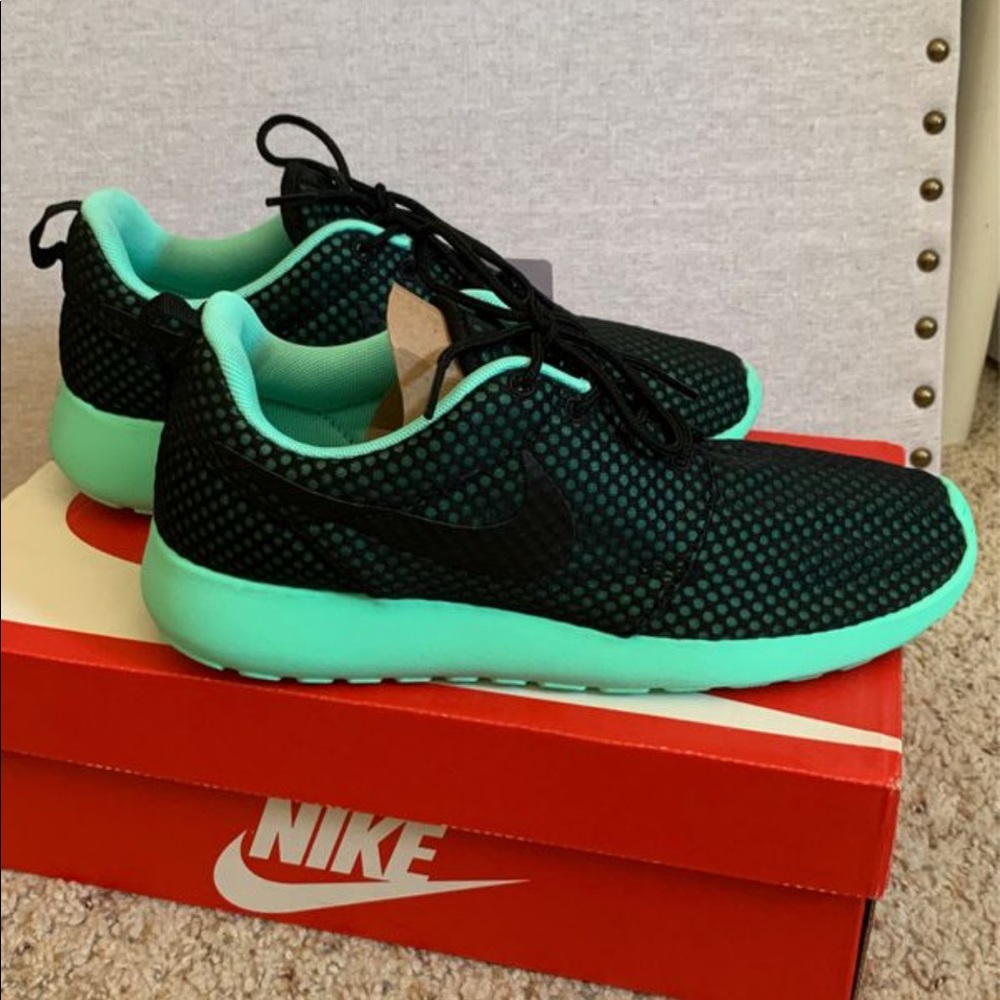 Nike Roshe One Premium Size 7 Men / Size 9 Women